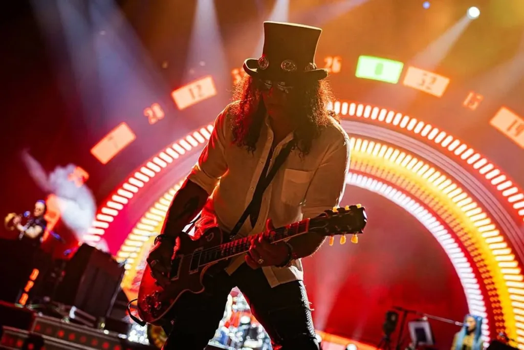 Slash Destrincha a Nova Renascença do Blues e o Futuro do Rock 1 Slash ao centro em estrutura do show da nova turnê do Guns n' Roses em seu primeiro show em Riade, Arábia Saudita.