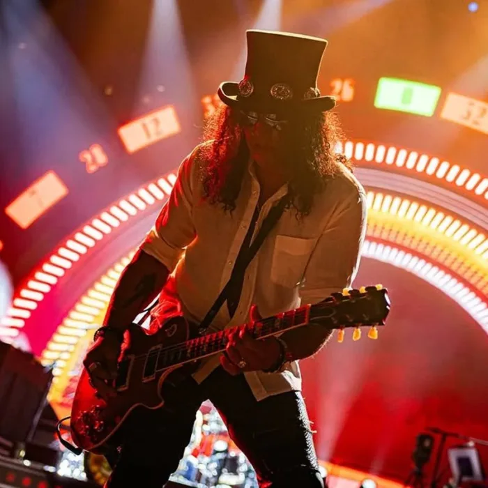 Slash ao centro em estrutura do show da nova turnê do Guns n' Roses em seu primeiro show em Riade, Arábia Saudita.