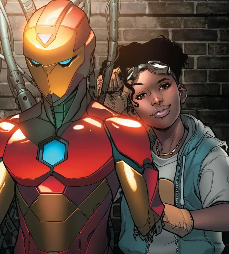 Coração de Ferro | Quem é Riri Williams? Conheça Origem da Heroína nas HQs 1 Riri Williams, direita, com óculos de inventora, ao lado da armadrua da Coração de Ferro, espelhada à do Homem de Ferro.