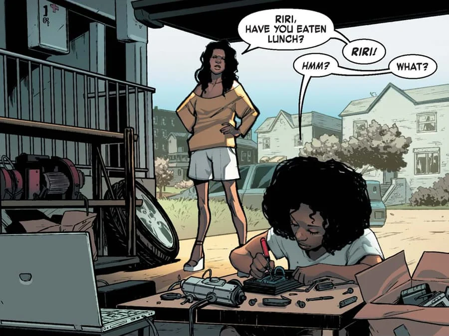 Coração de Ferro | Quem é Riri Williams? Conheça Origem da Heroína nas HQs 2 Riri Williams, centralizada na imagem, com a mãe, nos quadrinhos da Marvel.