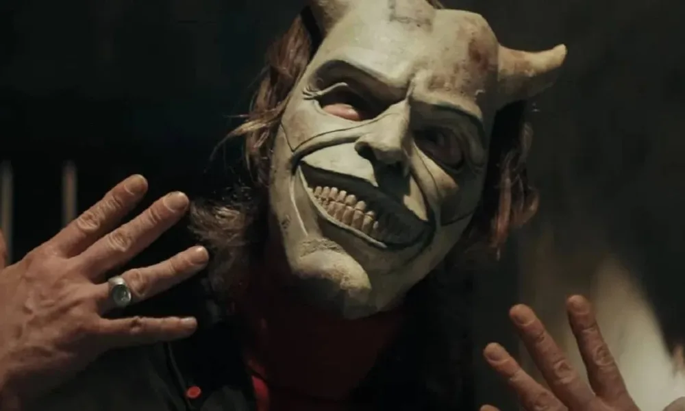 O assassino de "O Telefone Preto" (2022) com sua máscara, The Grabber/O Apanhador (Ethan Hawke).