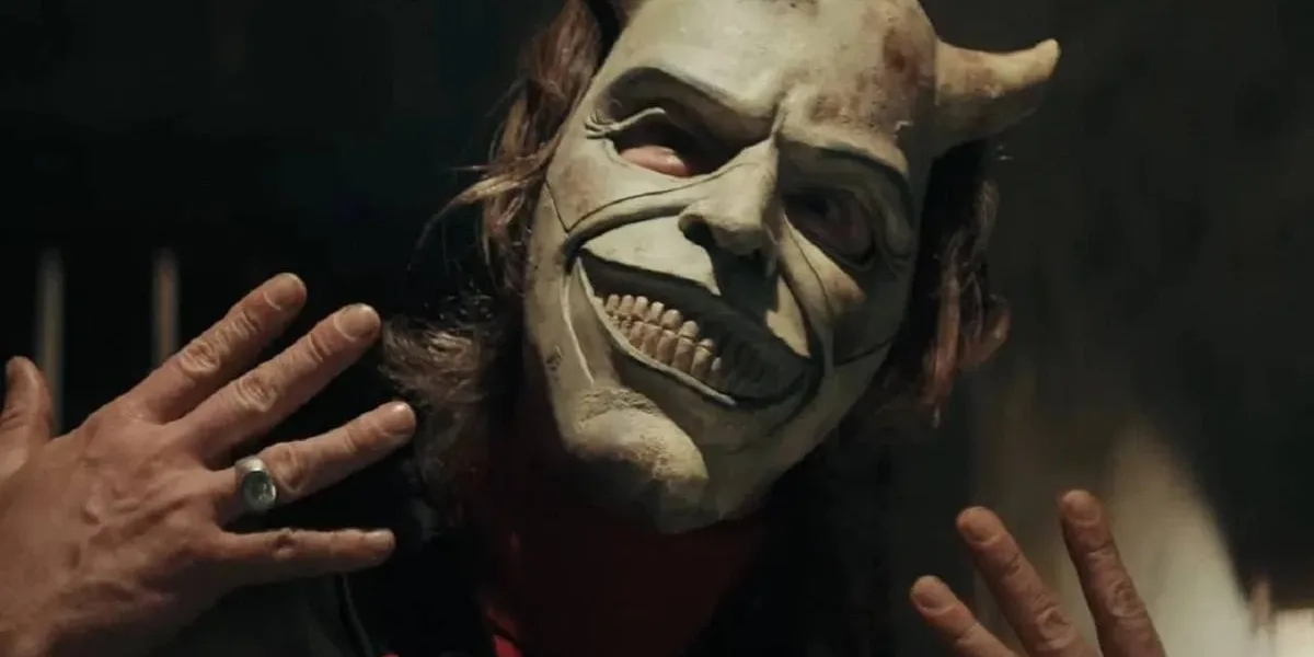 O assassino de "O Telefone Preto" (2022) com sua máscara, The Grabber/O Apanhador (Ethan Hawke).