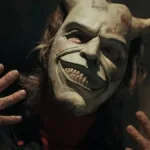 O assassino de "O Telefone Preto" (2022) com sua máscara, The Grabber/O Apanhador (Ethan Hawke).