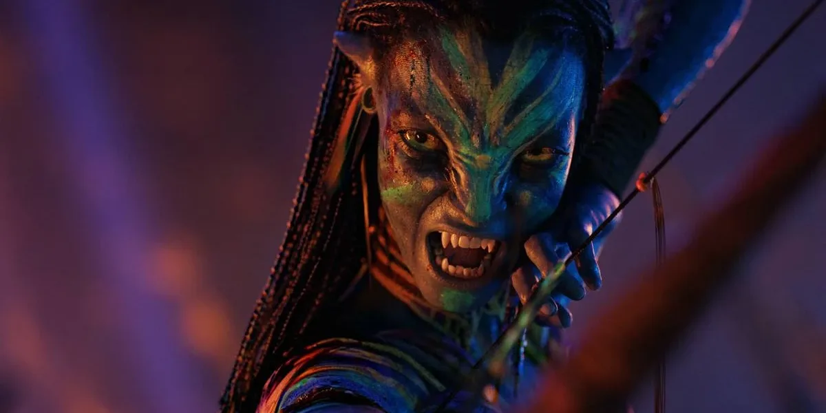 Avatar 3: Fogo e Cinzas | Primeiro Trailer é de Encher os Olhos Na'vi em terceiro filme de Avatar, "Fogo e Cinzas", de 2025, segurando um arco e flecha com uma cara irritada.