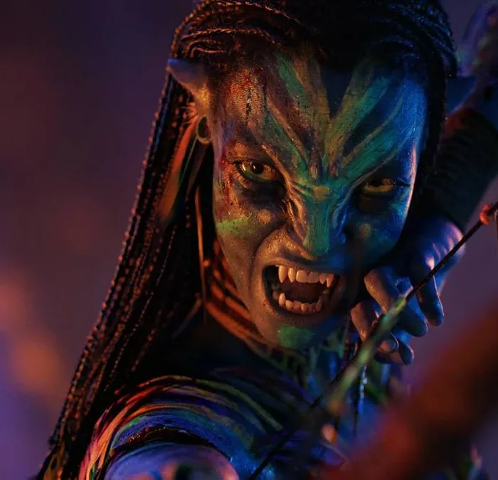 Na'vi em terceiro filme de Avatar, "Fogo e Cinzas", de 2025, segurando um arco e flecha com uma cara irritada.