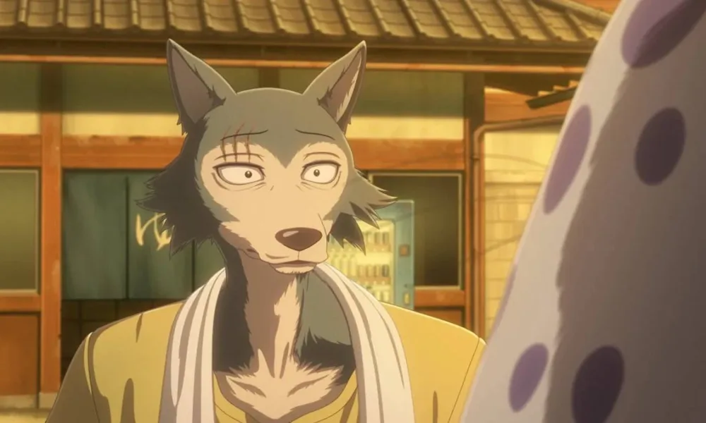 Legoshi de "Beastars" com uma camisa amarela e com uma toalha no pescoço. Há uma casinha atrás dele, e está de fim de tarde.