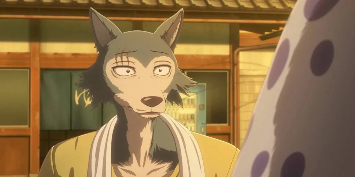 Legoshi de "Beastars" com uma camisa amarela e com uma toalha no pescoço. Há uma casinha atrás dele, e está de fim de tarde.