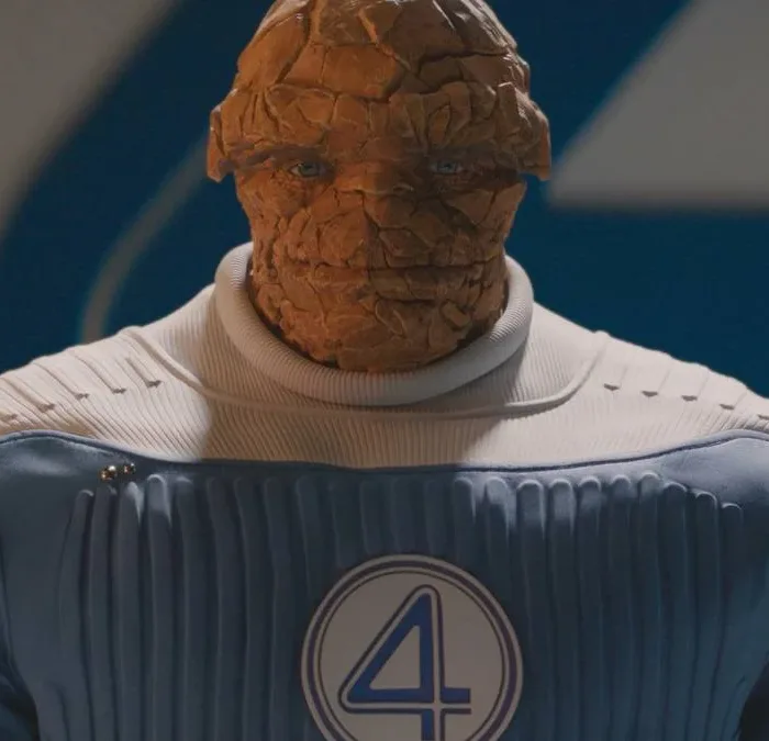 Ebon Moss-Bachrach como "O Coisa" em "Quarteto Fantástico: Primeiros Passos". Ele está de uniforme e na sua aparência rochosa, transformada.