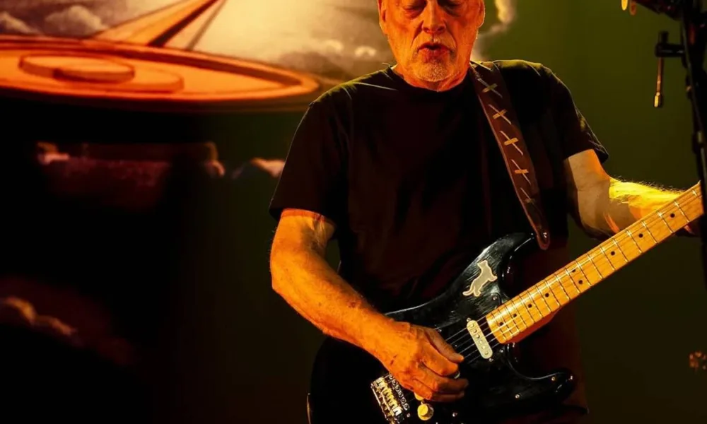 David Gilmour em 2024 tocando guitarra no Royal Albert Hall.