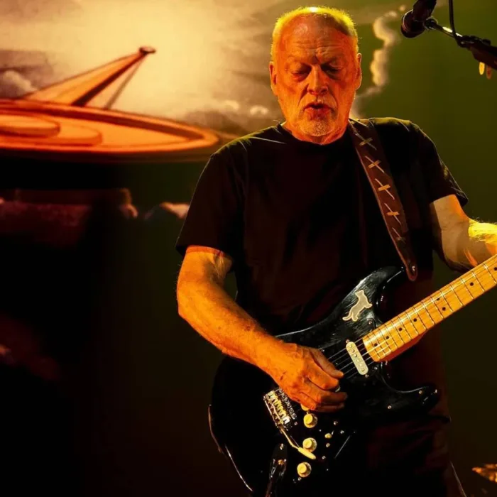 David Gilmour em 2024 tocando guitarra no Royal Albert Hall.