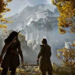 Ryn e seu parceiro Abram Finlay de costas em uma paisagem com árvores douradas ao redor e diante de uma paisagem com uma construção em arquitetura no estilo clássico meio a uma cadeina montanhosa, de dia, no jogo "Echoes of the End".