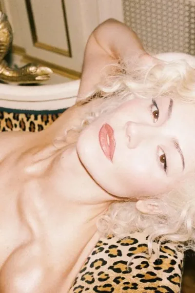 Marina Diamandis em ensaio para o clipe de "Cuntissimo", com uma peruca aristocrática, de seu sexto álbum de estúdio, "Princess of Power".