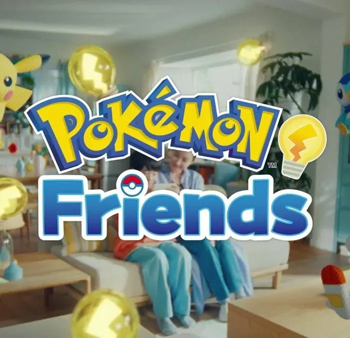 Imagem promocional em uma sala de estar com pessoas jogando no sofá Pokémon, e Pikachu, Sprigatito e Scorbunny nos cantos da tela pulando. Logo de "Pokémon Friends" ao centro.