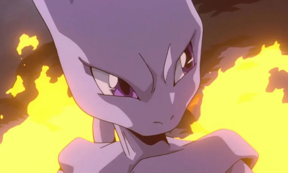 Mewtwo no primeiro filme da franquia, virando a cabeça para a sua esquerda (nossa direita) e com chamas ao fundo.
