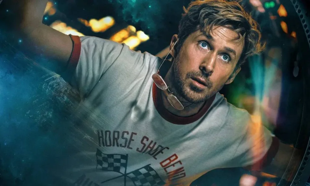 Ryan Gosling como protagonista de "Devoradores de Estrelas", da Sony, em que ele é visto atrás de um vidro, flutuando no espaço com uma camiseta de corrida branca. Ele olha para o outro lado com fascínio.
