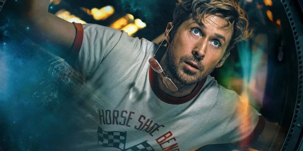 Ryan Gosling como protagonista de "Devoradores de Estrelas", da Sony, em que ele é visto atrás de um vidro, flutuando no espaço com uma camiseta de corrida branca. Ele olha para o outro lado com fascínio.