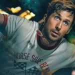 Ryan Gosling como protagonista de "Devoradores de Estrelas", da Sony, em que ele é visto atrás de um vidro, flutuando no espaço com uma camiseta de corrida branca. Ele olha para o outro lado com fascínio.
