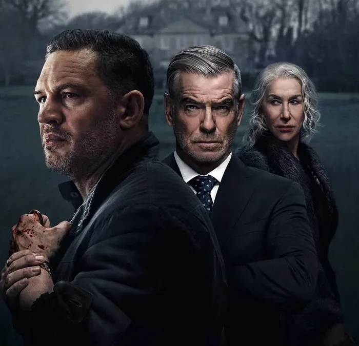 Tom Hardy a frente, de perfil, com Pierce Brosnan atrás e, por fim, Helen Mirren, matriarca da família, na série "Terra da Máfia". Palheta cinzenta, mas em cores, com uma casa cinza ao fundo e um gramado verde triste.