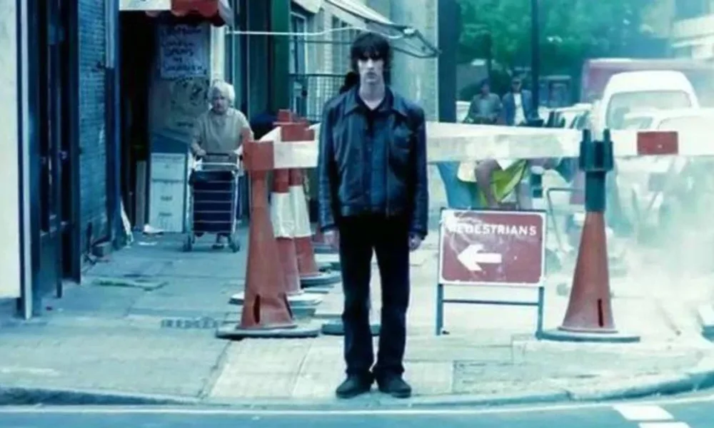 Ashcroft, do The Verve, parado em calçada prestes a atravessar a rua no clipe de "Bitter Sweet Symphony", de 1997.