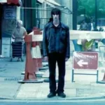 Ozzy Osbourne | Como Será o Cortejo e o Funeral em Birmingham? Ashcroft, do The Verve, parado em calçada prestes a atravessar a rua no clipe de "Bitter Sweet Symphony", de 1997.