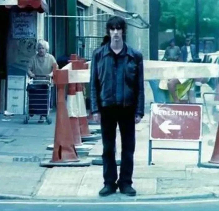 Ashcroft, do The Verve, parado em calçada prestes a atravessar a rua no clipe de "Bitter Sweet Symphony", de 1997.