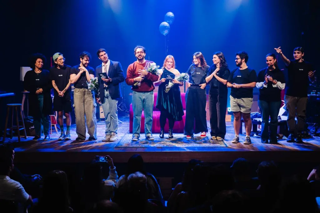 tick, tick… BOOM! | Montagem Brasileira Não Deixa Devendo em Nada ao Sucesso da Broadway 1 Elenco da montagem brasileira de "Tick, Tick, Boom!" após apresentação. O ator de Jon segura um buquê de flores.