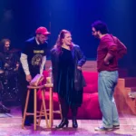 Michael, Susan, Jon, da montagem brasileira da peça "Tick, Tick, Boom!". Foto em apresentação.