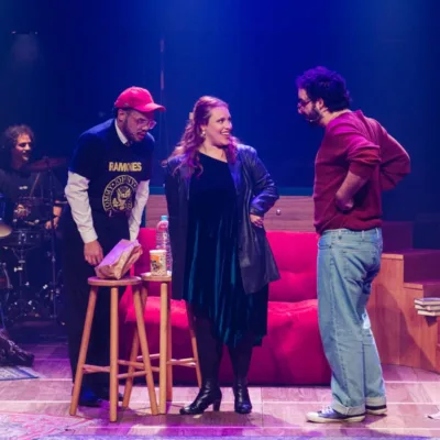 Tick, Tick… BOOM! | Montagem Brasileira Não Fica Devendo em Nada ao Sucesso da Off-Broadway Michael, Susan, Jon, da montagem brasileira da peça "Tick, Tick, Boom!". Foto em apresentação.