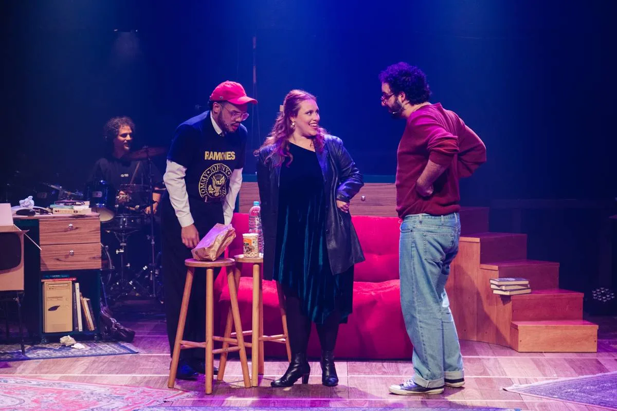 tick, tick… BOOM! | Montagem Brasileira Não Deixa Devendo em Nada ao Sucesso da Broadway 2 Michael, Susan, Jon, da montagem brasileira da peça "Tick, Tick, Boom!". Foto em apresentação.