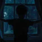 Criança de "A Hora do Mal" vista apenas por sua silhueta preta abrindo uma janela de noite, de costas.