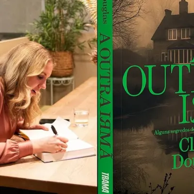 A Outra Irmã | Best-seller Que Promete Fisgar Fãs de Suspense Chega ao Brasil Colagem com duas fotos. À esquerda, autora Claire Douglas assinando livro em sessão de autógrafos, cabeça reclinada, escrevendo, com uma blusa rosa claro de tom neutro e jeans em uma mesa de madeira. À direita capa de seu livro "A Outra Irmã", no Brasil pela Editora Trama.