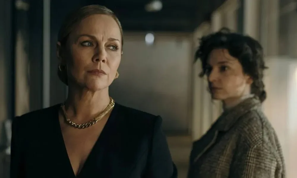 Monika Krzywkowska como Sandra Kowalska e Maria Dębska como Greta Rembiewska na série "Apenas um Olhas", a loira olhando a morena de canto, que a olha virando o rosto.