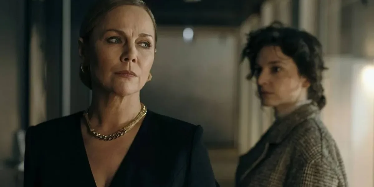 Apenas Um Olhar | Mais Uma Minissérie da Netflix Baseada Nos Sucessos Literários de Harlan Coben Monika Krzywkowska como Sandra Kowalska e Maria Dębska como Greta Rembiewska na série "Apenas um Olhas", a loira olhando a morena de canto, que a olha virando o rosto.