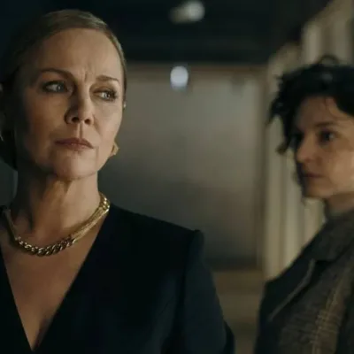 Monika Krzywkowska como Sandra Kowalska e Maria Dębska como Greta Rembiewska na série "Apenas um Olhas", a loira olhando a morena de canto, que a olha virando o rosto.