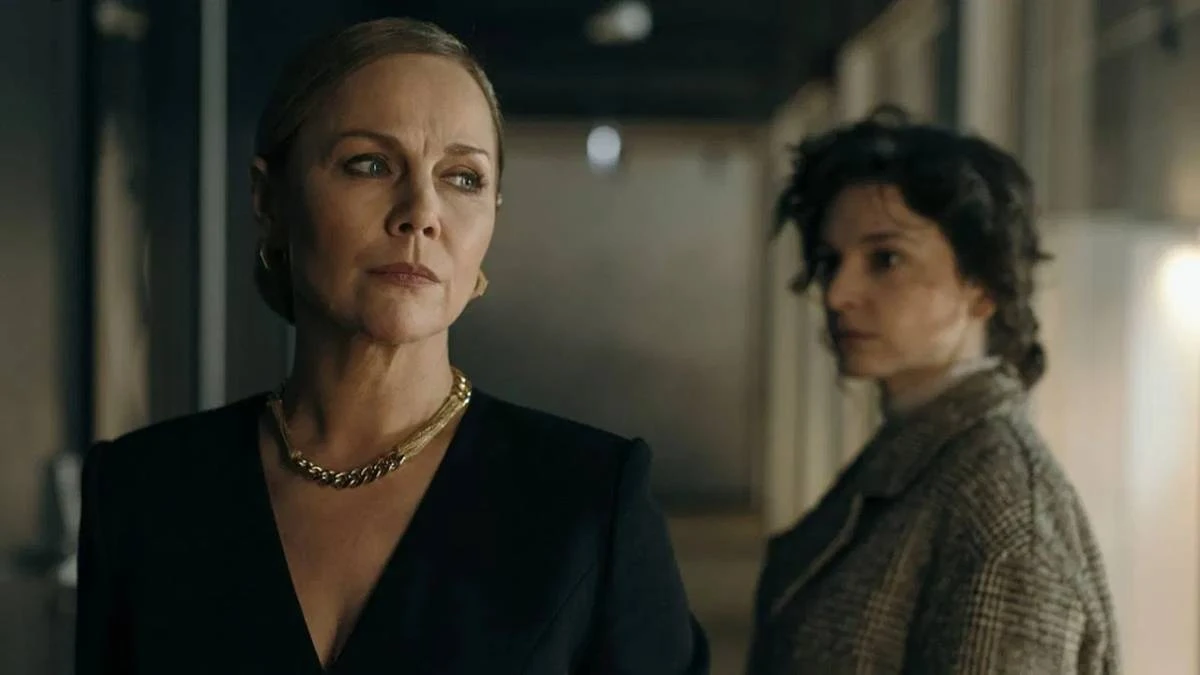 Apenas Um Olhar | Mais Uma Minissérie da Netflix Baseada Nos Sucessos Literários de Harlan Coben 2 Monika Krzywkowska como Sandra Kowalska e Maria Dębska como Greta Rembiewska na série "Apenas um Olhas", a loira olhando a morena de canto, que a olha virando o rosto.