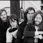 Ringo, Paul, George, John, da esquerda para a direita, em foto preto e branco dos Beatles. Imagem usada no site oficial para o anúncio do "The Beatles Anthology 4".