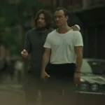 Jason Bateman, de cabelos longos, com a mão nos ombros de Jude Law. Ambos olham com espanto para o outro lado da tela. Ambos interpretam os protagonistas da futura série de Netflix "Black Rabbit".