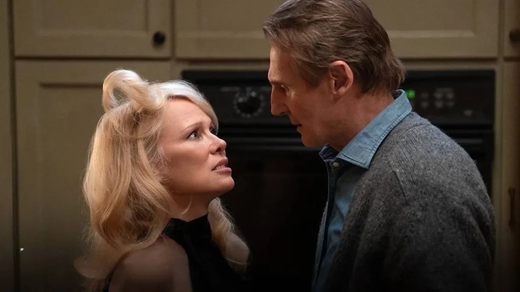 Corra Que A Polícia Vem Aí | Mais Um Reboot/Continuação que Volta Para Desafiar o Tempo e a Memória 1 Liam Neeson olhando Pamela Anderson olho-no-olho no reboot de 2025 de "Corra Que a Polícia Vem Aí".