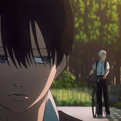 Yoshiki com o olhar desviando para trás, cabeça para frente, desconfiando de seu amigo Hikaru, caminhando com a bicicleta ao lado, em um dia de verão em "O Verão Que Hikaru Morreu".