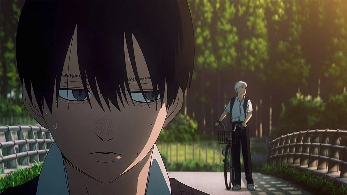 O Verão Que Hikaru Morreu | O Horror de Ser Adolescente (e Gay) 3 Yoshiki com o olhar desviando para trás, cabeça para frente, desconfiando de seu amigo Hikaru, caminhando com a bicicleta ao lado, em um dia de verão em "O Verão Que Hikaru Morreu".