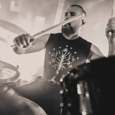 Baterista do System of a Down em show em 2025, imagem em preto e branco.