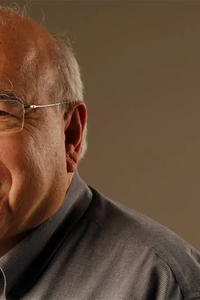 Morre Luis Fernando Verissimo aos 88 Anos Colagem com três fotos de Luis Fernando Verissimo, por volta de 80 anos.
