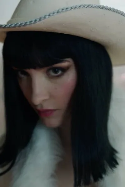Lera Abovin como Nico Robin/Miss Sunday em primeiro trailer da segunda temporada de One Piece. Ela está com cabelos longos esticados, vestindo um casaco felpudo, e chapéu branco de cowgirl.