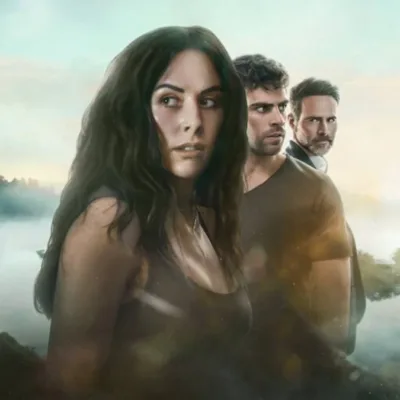 Protagonistas de "Pecados Inconfessáveis" da Netflix em paisagem paradisíaca da série. Seus bustos estão em destaque na paisagem, com a protagonista e o mocinho atrás dela olhando para direções opostas, e Erik, o marido da protagonista, encarando o mocinho.