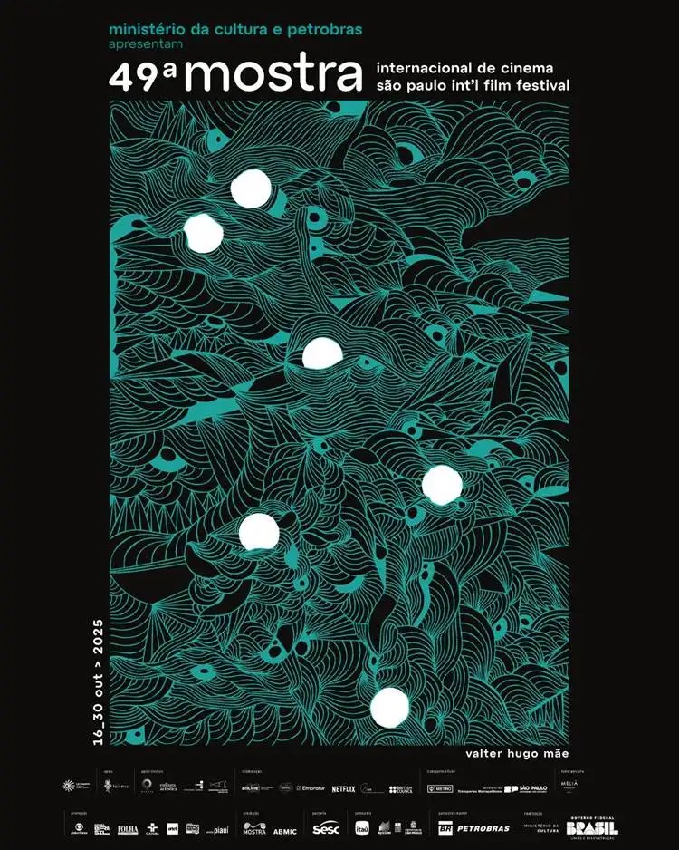 49ª Mostra de Cinema em São Paulo | Conheça os Primeiros Filmes Selecionados 1 Pôster da 49ª Mostra Internacional de Cinema de São Paulo. Fundo preto, lettering em branco, e um painel com formas turquesa imitando textura e contorno de penas de pavão. Há seis círculos brancos sólidos no meio da ilustração.