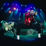 Rodrigo Teaser no espetáculo "Tributo ao Rei do Pop", ao lado de outros dançarinos, em cena de Thriller.