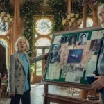 Na esquerda e mais ao fundo: Ben Kingsley e Helen Mirren, que segura o quadro, e à direita do quadro e mais à frente Pierce Brosnan. Atores interpretam seus personagens em "O Clube do Crime das Quintas-feiras", da Netflix, e estão ao lado de um quadro verde com mapa mental para resolução criminal, cheio de colagens, e olham para um mesmo ponto do outro lado da tela.