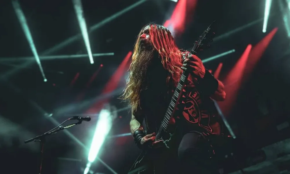 Zakk Wylde tocando guitarra em apresentação do Pantera. Câmera em contra-plongée.