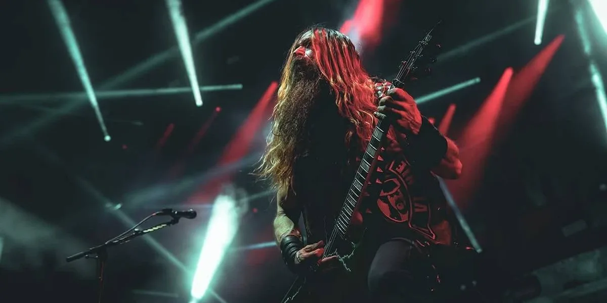 Zakk Wylde Fala Sobre sua Relação Fraternal com Ozzy Osbourne e os Momentos Finais no Palco com o Príncipe das Trevas Zakk Wylde tocando guitarra em apresentação do Pantera. Câmera em contra-plongée.