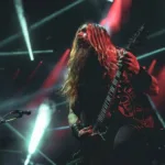 Zakk Wylde tocando guitarra em apresentação do Pantera. Câmera em contra-plongée.